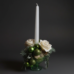 Centrotavola natalizio con candela su sfondo scuro