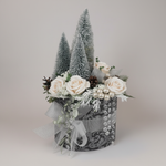 Composizione con alberelli argentati su sfondo chiaro