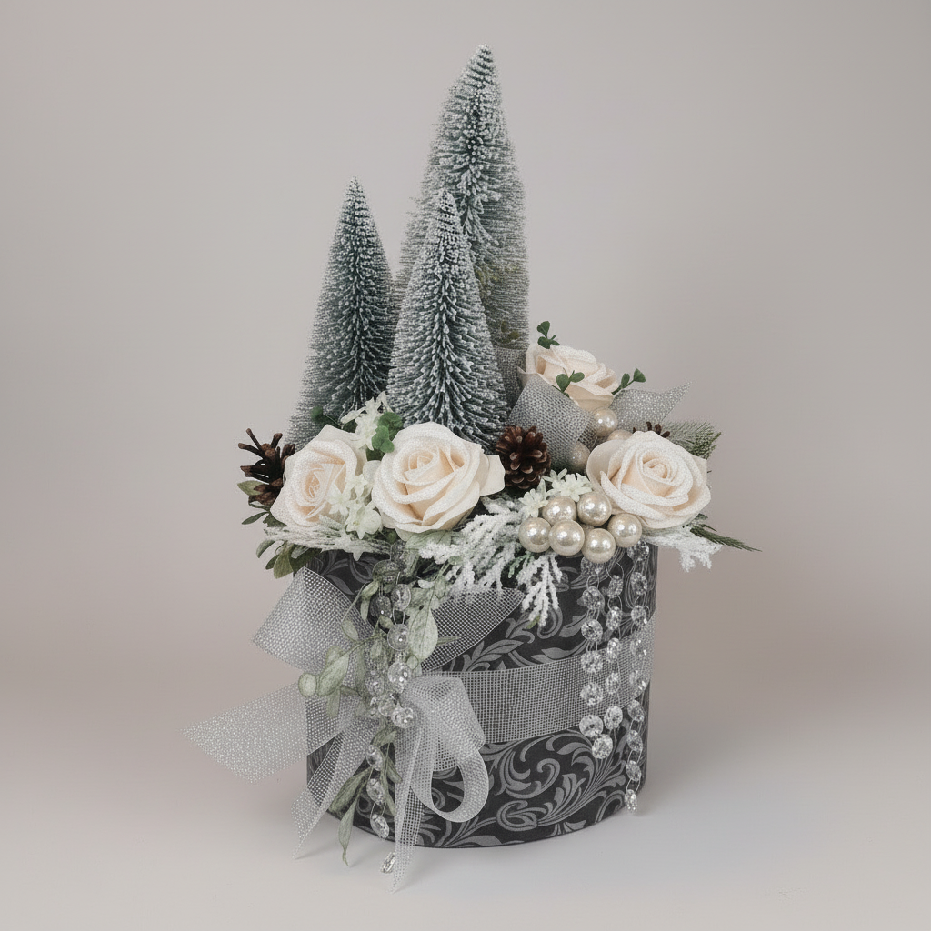 Composizione con alberelli argentati su sfondo chiaro