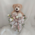 Composizione con orsetto su sfondo chiaro