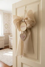 Fiocco nascita beige Anastasia sulla porta di una cameretta