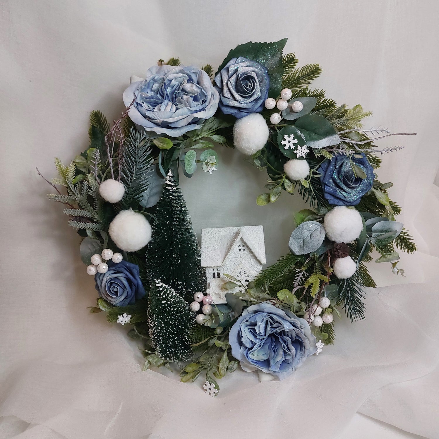 Ghirlanda azzurro polvere con cristalli di neve