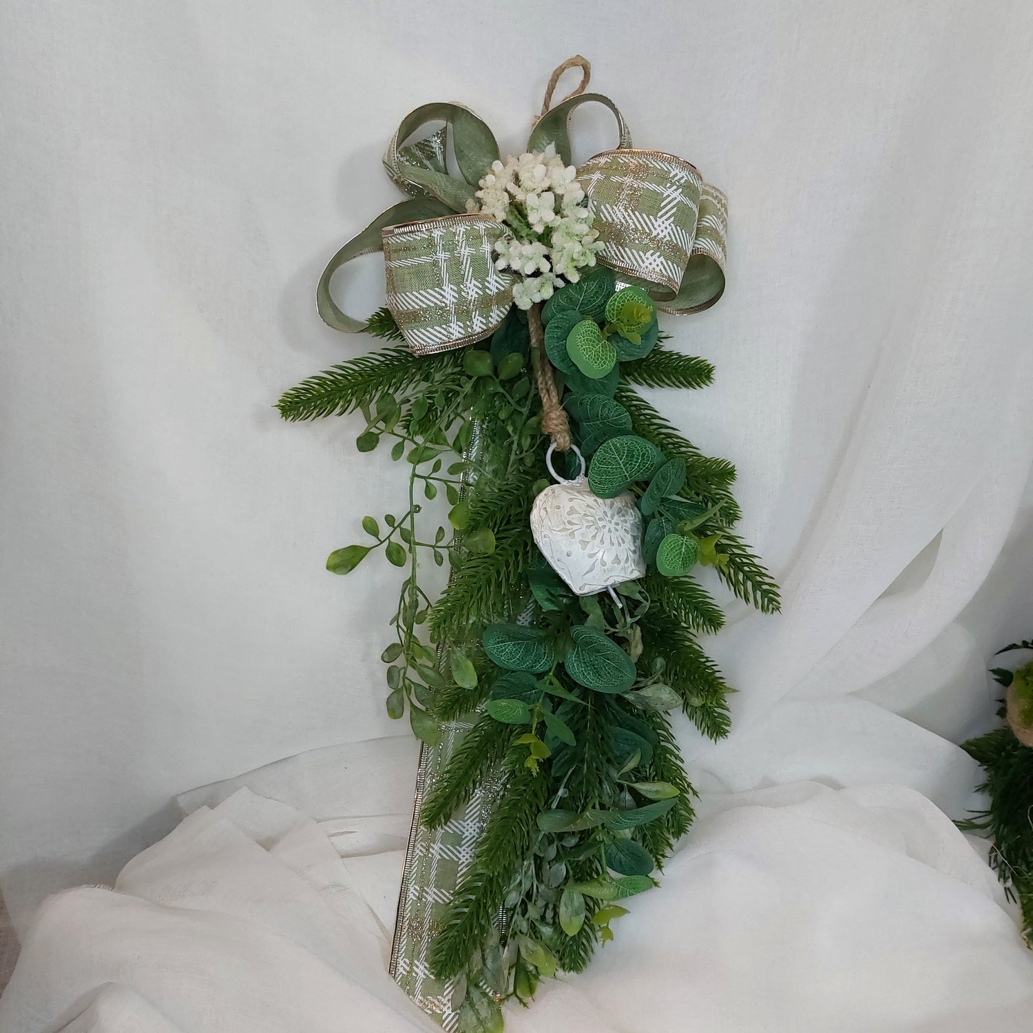 Decorazione da appendere con campana bianca